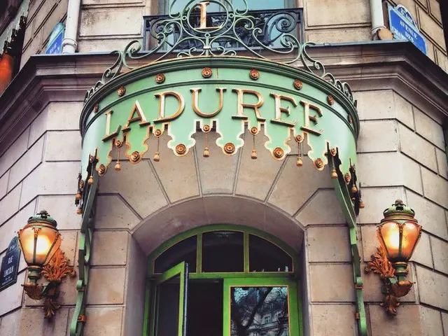 パリの美味しくて美しいLadureeシャンゼリゼ店【フランス】