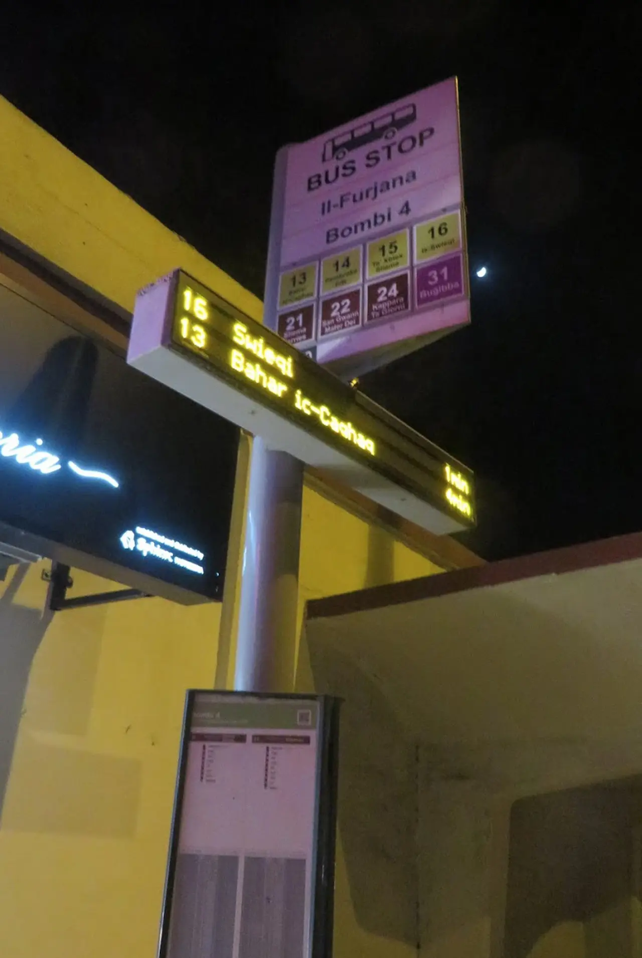 英語表示でわかりやすいバス停。ルートはグーグルで調べていきました