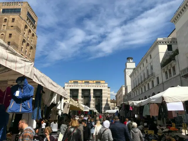 人が湧く週一のメルカート【イタリア】