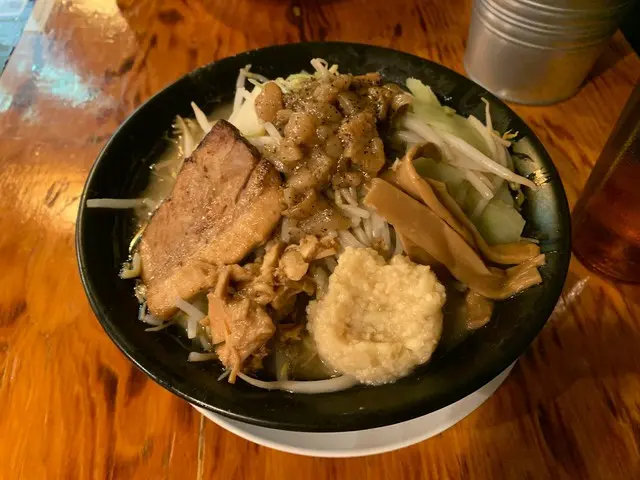 トロントで食べられるおすすめ二郎系ラーメン『らぁめん豚と煮干』【カナダ】