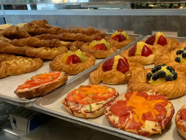 地元民に愛されるトロントの老舗パン屋『Bread & Roses Bakery Cafe』【カナダ】