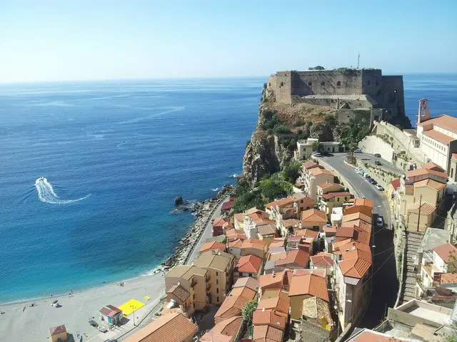 イタリア半島のつま先に位置するカラーブリアの海！シチリア島は目の前【イタリア】