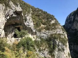岩山洞窟に建てられた八角形の教会【イタリア】