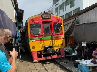 メークロン鉄道市場で迫力の一瞬をとらえる！【タイ】