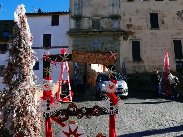 小高い山の上にある町カプルニカ、クリスマスシーズンは町を挙げてのオーナメント【イタリア】
