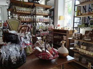 外観の印象を裏切る心地よいカフェ【フランス】