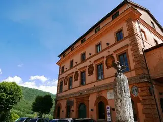 シンブルイーニの山間にあるアブルッツォ州の町アルソリ【イタリア】