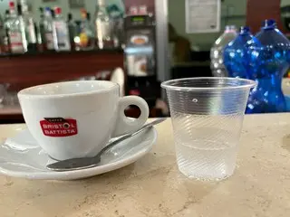 南イタリアのバールは注文するとお水のサービスあり！【イタリア】