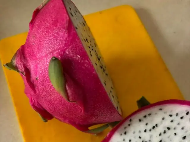 青空マーケットで見かけた巨大なドラゴンフルーツ【オーストラリア】