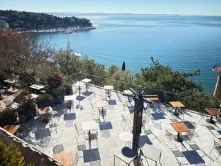 強風で有名なトリエステの海、ホテルから夕刻の静けさを楽しむ【イタリア】