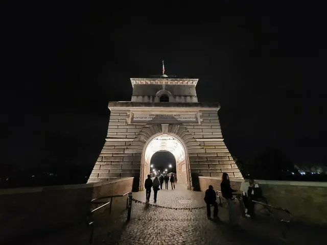 愛の南京錠をかける恋人たちが多数！ローマのミルヴィオ橋【イタリア】