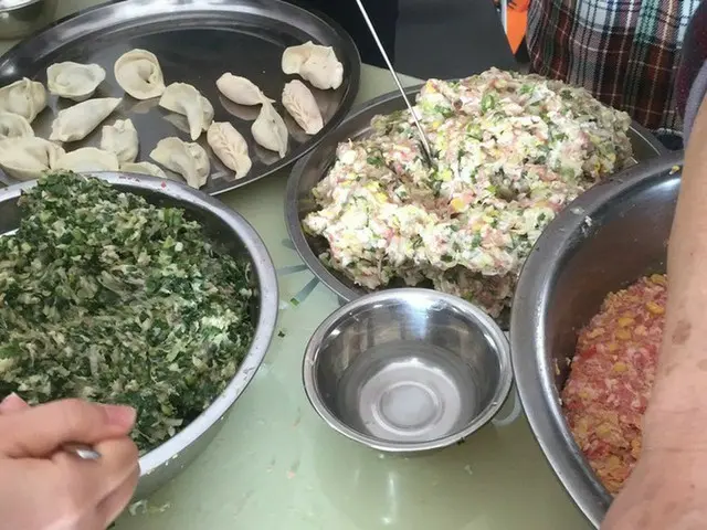 親戚と一緒に餃子作り【中国】