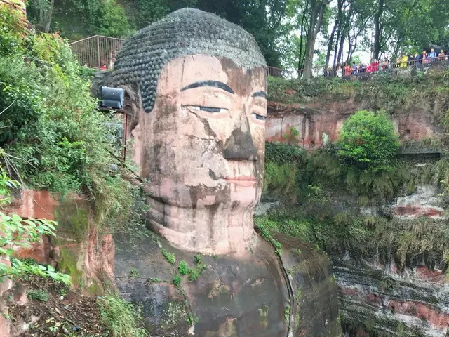 世界遺産としても知られる偉大な楽山大仏【中国】