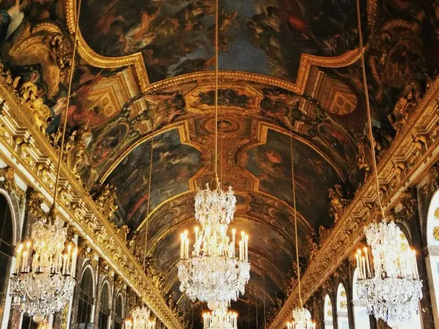 ヴェルサイユ宮殿の中の「鏡の回廊」へ【フランス】