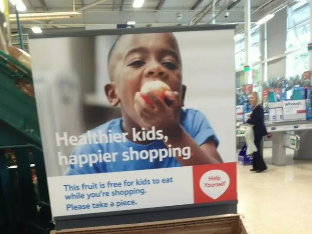 スーパー公認！お買い物中に子どもがフルーツを食べられる試み【イギリス】