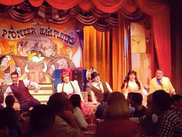 ディナーショー「Hoop-Dee-Doo Musical Revue」はゲスト参加型で大人気【アメリカ】