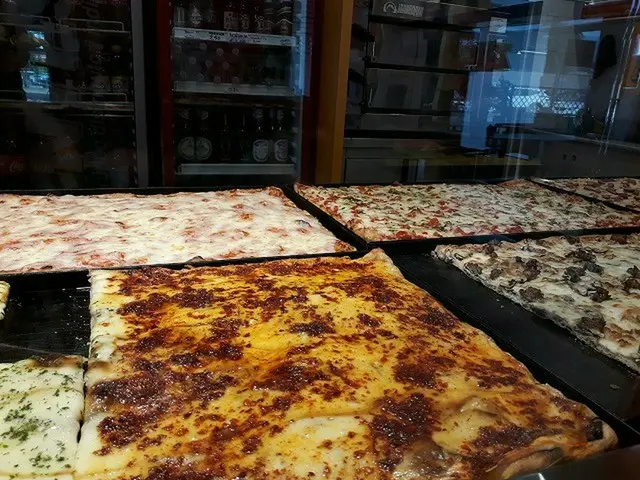 さまざまな味のピッツァを味わいたい人にお勧め　切売りピッツァ【イタリア】