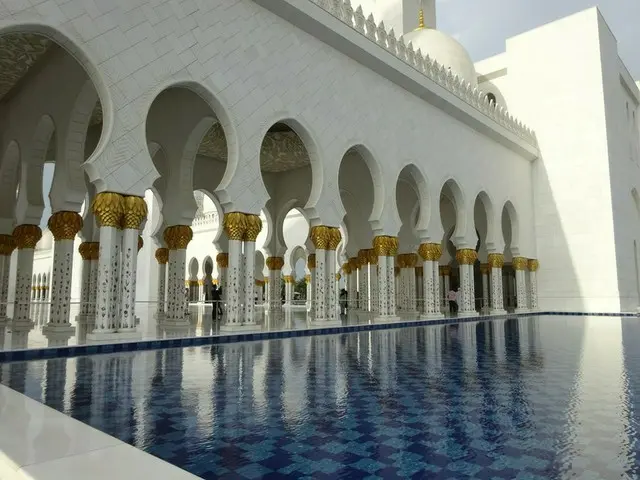 美しいリフレクティブ・プールと広大なサハン【アラブ首長国連邦・アブダビ】