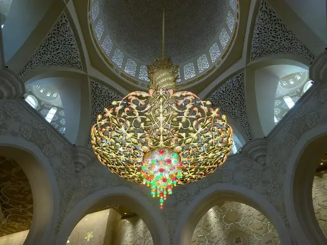 モスクの中のゴージャスなシャンデリア【アラブ首長国連邦・アブダビ】