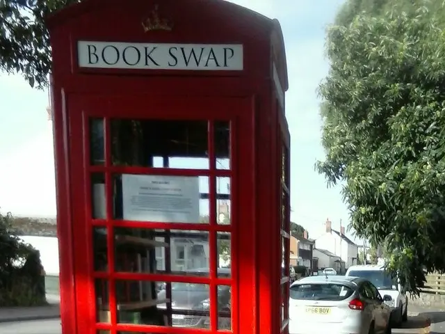 使われない電話ボックスが本を交換できるユニークなスペースに！【イギリス】