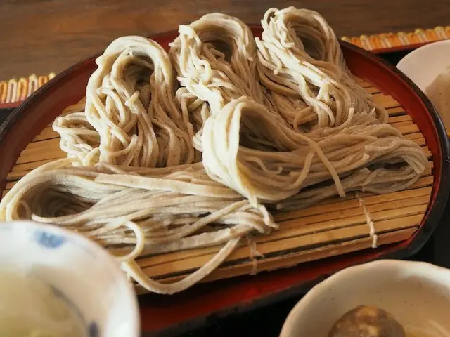 カトマンズで食べるヒマラヤの蕎麦粉で作ったざるそば!【ネパール】