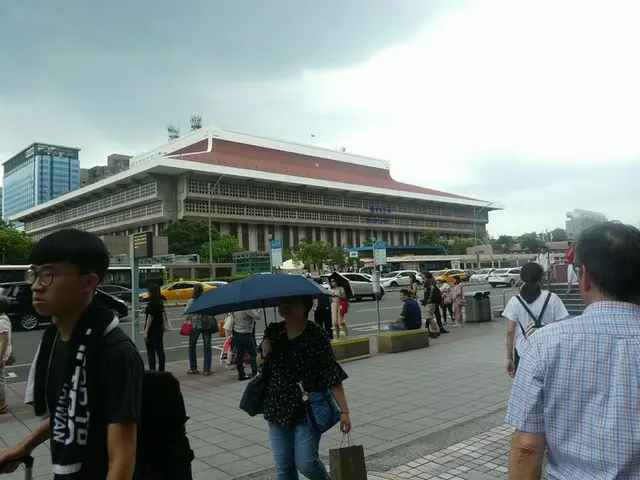 台湾台北駅に集まる若者たち【台湾・台北】