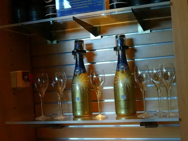 ホテルのショップで限定のグラスとシャンパンを購入【フランス】