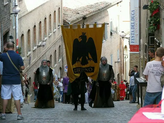 コスチュームが似合うイタリア人たち　各地で行われる中世をテーマにしたお祭り【イタリア】