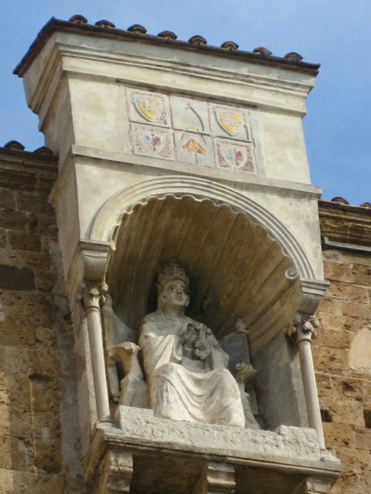 街中に残るボニファティウス八世の像