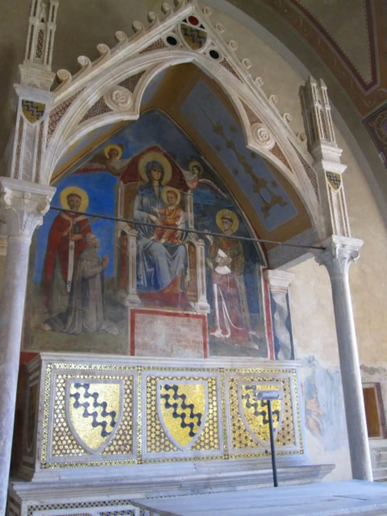 大聖堂内のフレスコ画と紋章