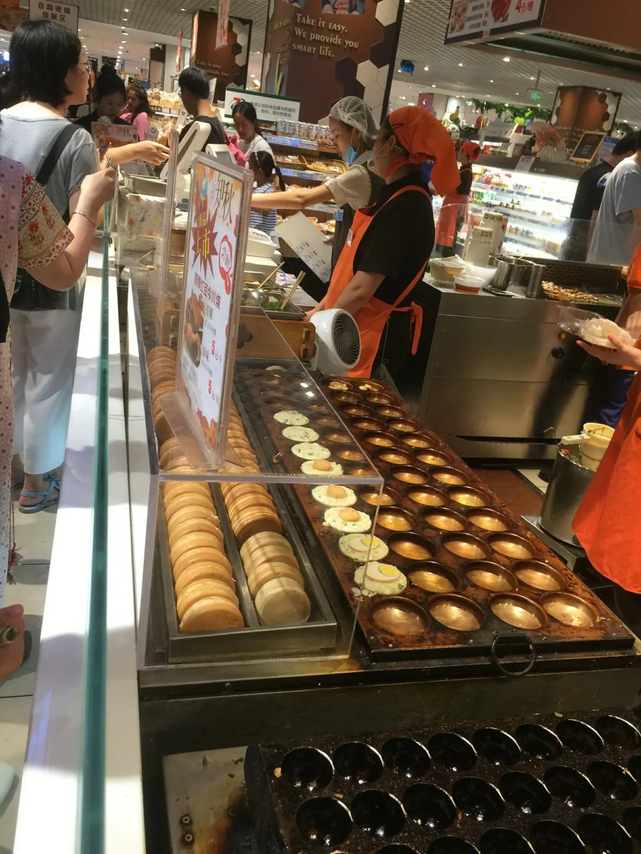 東京焼きを待っている行列