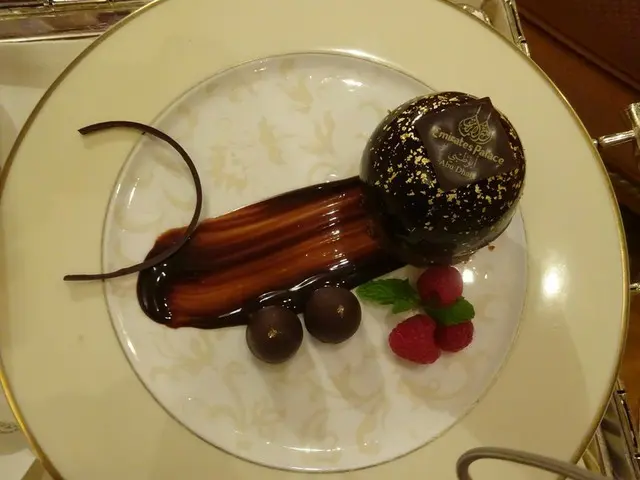 ルームサービスでチョコレートケーキ【UAE アブダビ】