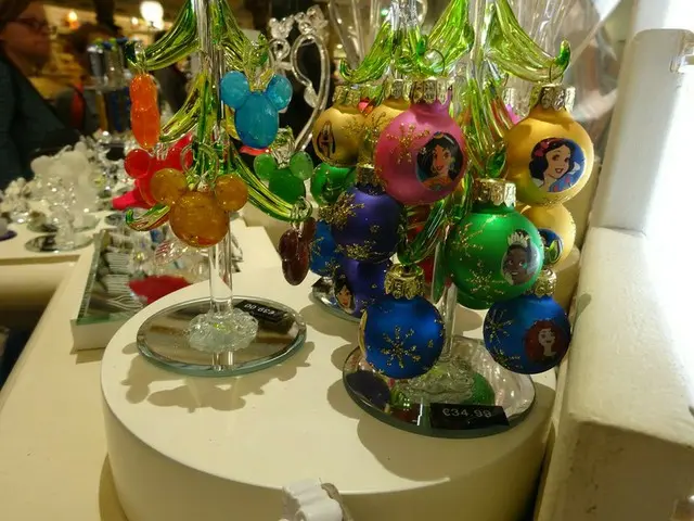 小さなガラスのクリスマスツリーグッズがキレイ【フランス】