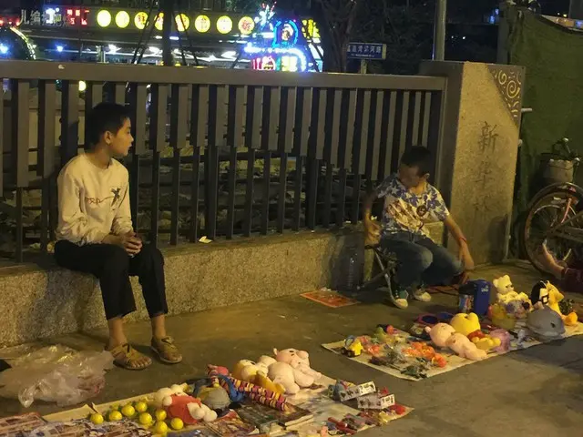 路上売りの少年たち【中国】