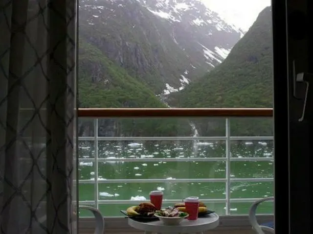 部屋のバルコニーで流氷を眺めながらの朝食【アメリカ】
