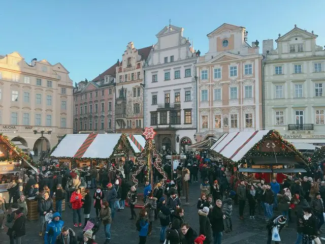 キラキラのクリスマスマーケットを塔から眺める！プラハの旧市街広場【チェコ】