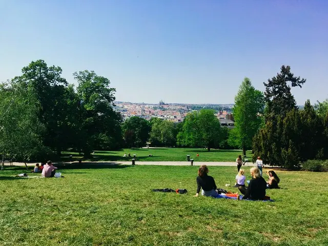 プラハが一望できる絶景スポット！ビールを片手に、夕日を眺める最高の公園【チェコ】